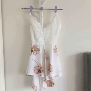  - Byxdress från DM retro. Säljes pga att denna inte passar mig längre med är bara använd ett fåtal gånger🧡