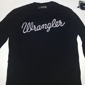  - Wrangler långärmad tröja. Trycket är lite skadat/sprucket pga tvätt, därav det låga priset, men i övrigt fint skick. Frakt tillkommer på 18 kr!