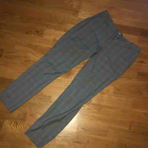 - Jag är 36, men passar både 36-38. Rutiga kostymbyxor, använt en gång nu ligger de bara i garderoben. 90% eller 100kr ink frakt