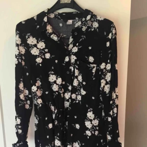  - Skjortklänning fint skick 38 Knyt i midjan 