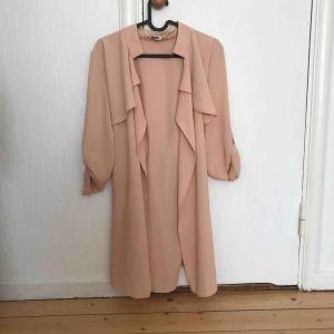  - Dennis Maglic tunn jacka, nästan aldrig använd bara hängt i skåpet i princip. Nypris var 800kr om jag minns rätt.  Pris kan alltid diskuteras🙏🏼 FRAKT INGÅR