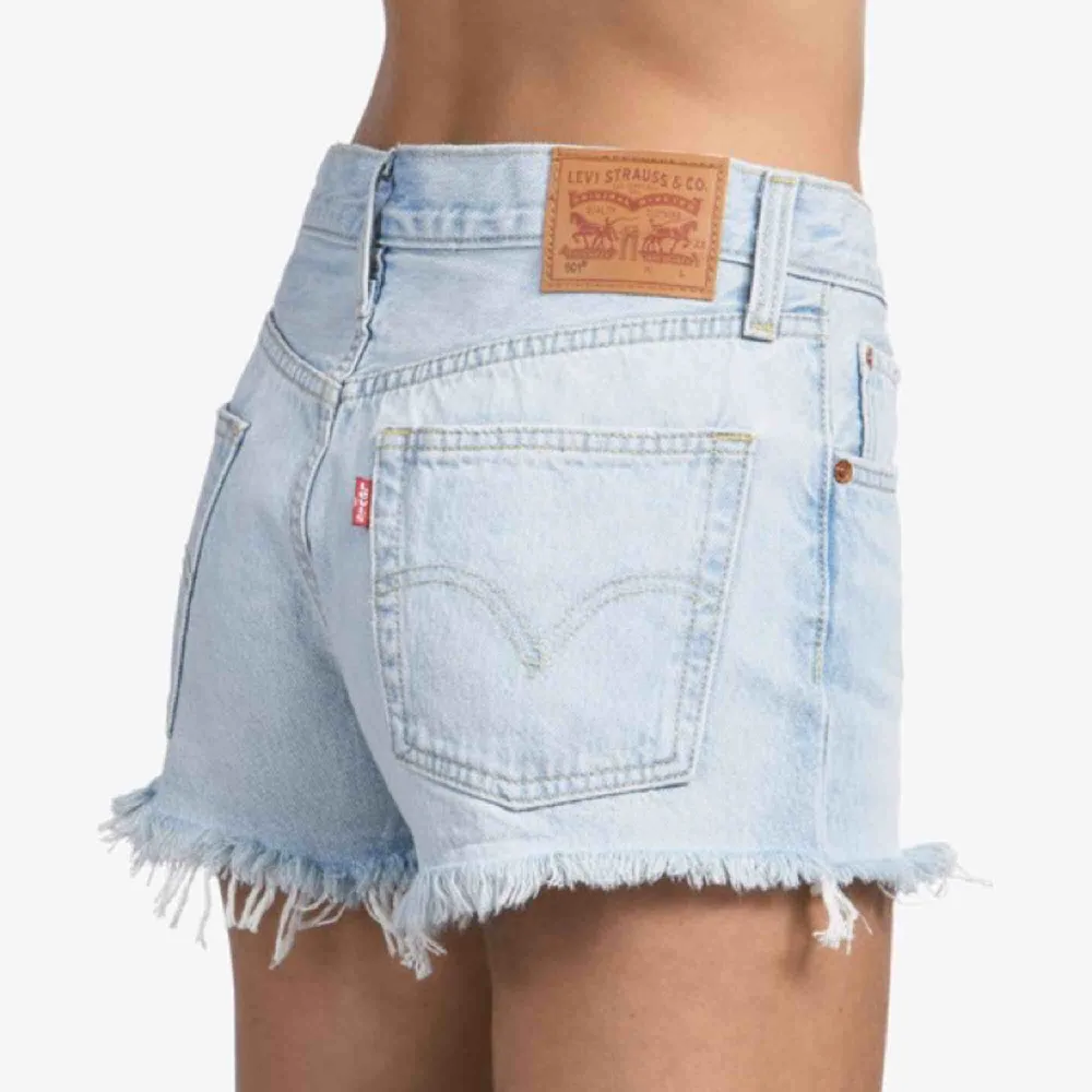 Ljusa Levis shorts 501, använda max 8 gånger, . Shorts.