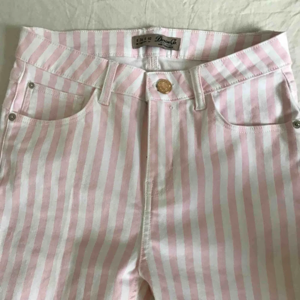 Snygga, stretchiga rosa/vita byxor från primark. Säljer pga för små . Jeans & Byxor.