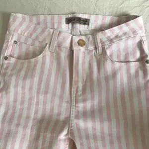 Snygga, stretchiga rosa/vita byxor från primark. Säljer pga för små 