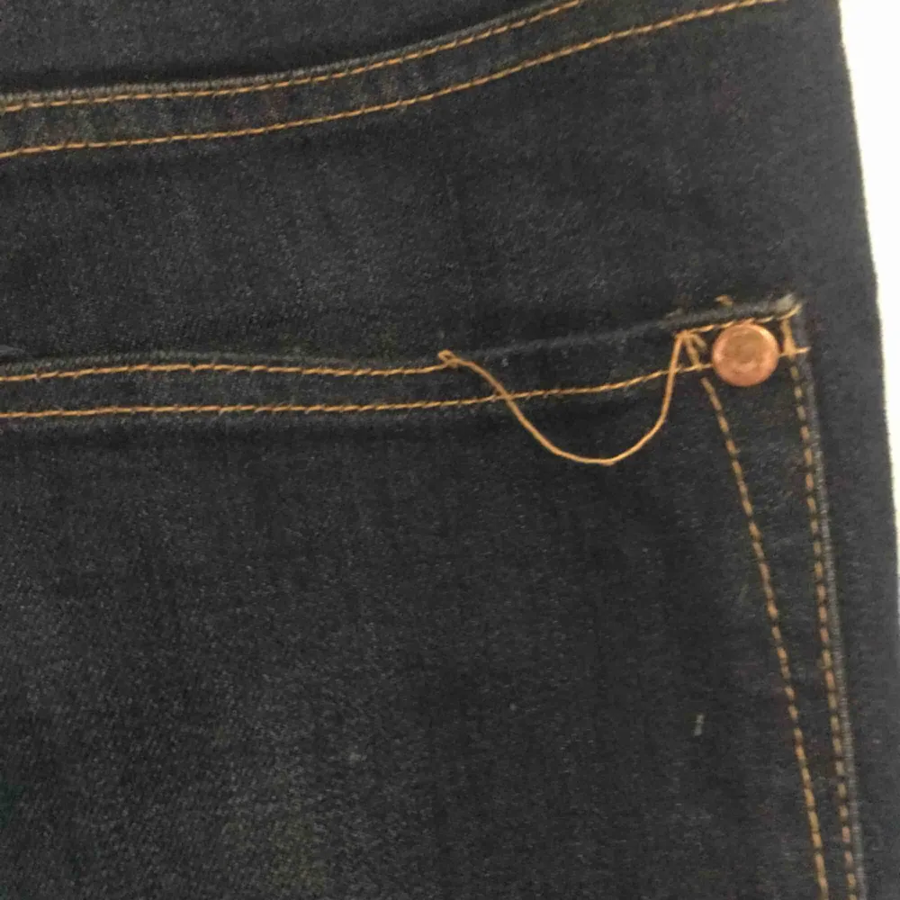 Mörkblå jeans från Lager157.  På tredje bilden syns en liten bit på fickan där sömmen gått upp, men det syns inte alls när man väl bär jeansen.  Betalning sker via swish❣️Kan mötas upp i Uppsala!. Jeans & Byxor.