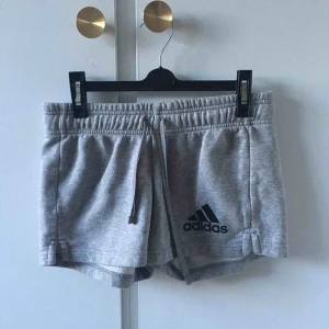  - Jättemysiga och snygga adidasshorts i storlek S! Säljer då de tyvärr är för små för mig. Kan skicka men då tillkommer fraktkostnad.