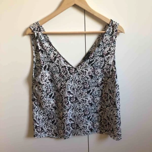  - ett otroligt snyggt sommarlinne som tyvärr inte passar mig längre :( så hoppas någon kommer gilla den lika mycket som jag har gjort 🥰