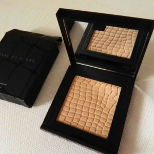  - Make up stores   compact powder, nyans LATTE.   Superbra puder, råkade köpa fel nyans till mig själv. Den är helt oanvänd!! 