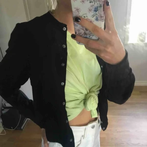  - svart kofta (bomberjacka stil) med knappar på.  endast swish & frakt tillkommer!