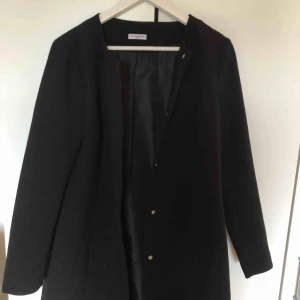  - En såååån fin kappa från Vero Moda, säljer denna för har ingen användning för den. Skönt material.