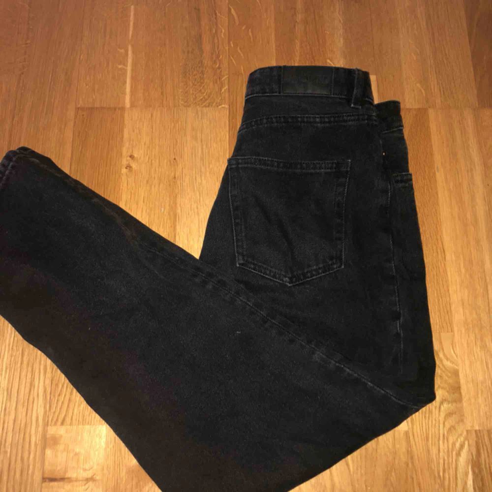 Ett par svarta jeans från monki i modellen taiki. Använda 2 gånger så dom är precis som nya. Köpta för 400kr. Perfekta jeansen som passar till allt!. Jeans & Byxor.