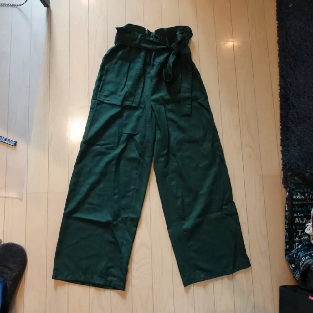 Jättefina mörkgröna höga byxor köpta i Japan.  Typ mjukt filt/flanell material. Storlek XS-S skulle jag säga och lite för små för mig som är 172 cm, så kanske passar någon lite kortare.  Men stretchiga i midjan. . Jeans & Byxor.