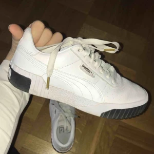  - Använda ca 4 gånger, i princip som nya! Puma Cali sneakers black & white! 24 cm långa, passar mig som har storlek 38!   Pris kan diskuteras vid snabb affär!:) 