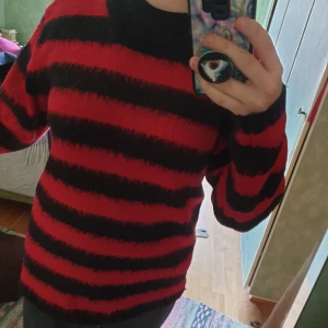  - Säljer denna härliga randiga tröja köpt från H&M för något år sen, sparsamt använd. Priset går att diskuteras, frakt inte inkluderat. I fint skick, säljer då jag gör en stor rensning av garderoben. Kolla gärna in min profil, mer kläder postas inom kort. 