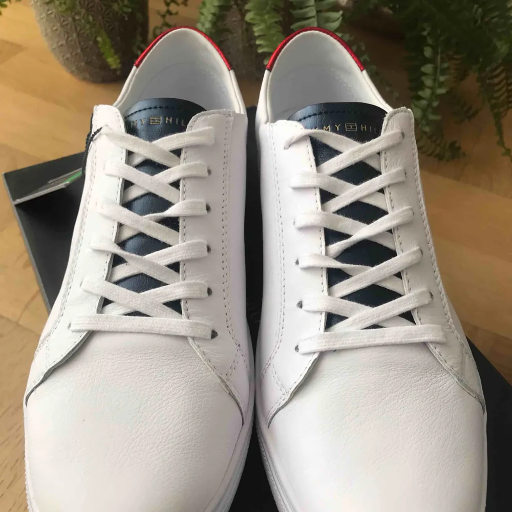 Helt nya sneakers från Tommy Hilfiger, aldrig använda endast testade inomhus. Säljes på grund av att de beställdes i fel storlek och går inte skicka tillbaka. Skor.