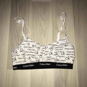  - Säljer denna nästintill oanvända bh/topp från Calvin Klein. Köpt i USA. Strl XS Möts i slussen eller så tillkommer frakt.