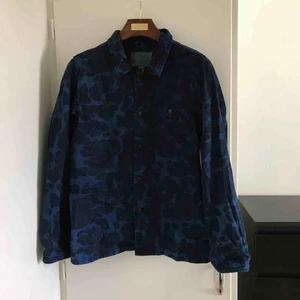  - Säljer en riktigt läcker Scotch & Soda skjorta som jag fått men aldrig har använt. Den är lite oversized och kan användas som en ”kavaj” över en tisha. Hoppas den kan få en ny ägare!  Köparen står för frakten och betalning sker på swish