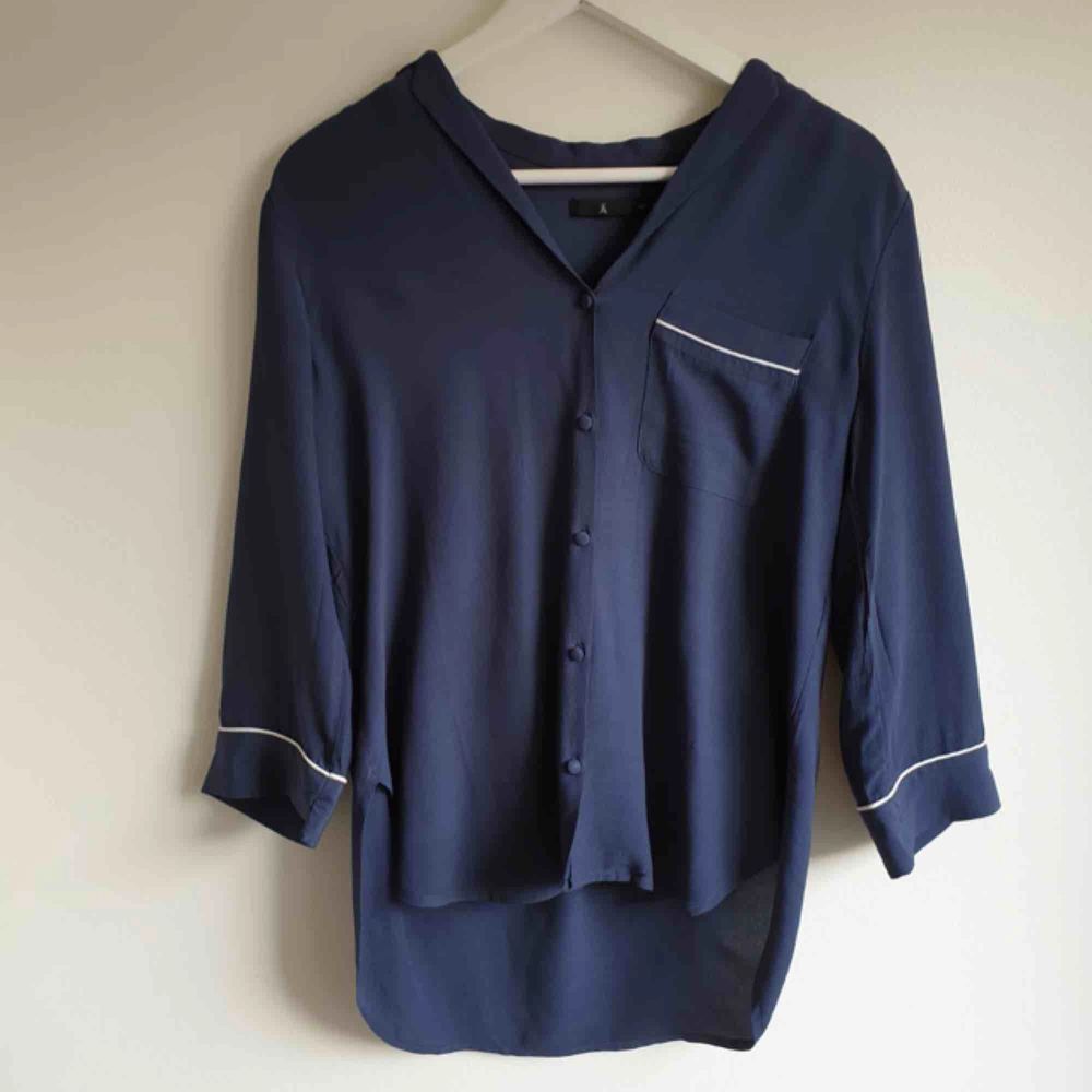 Pyjamas stil skjorta från Åhlens, stl S, nyskick, inköpt för 400kr.  Hämtas i Uppsala eller frakt tillkommer. Skjortor.