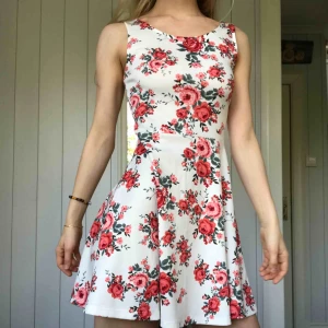 - Blommig sommarklänning, lite djupare i ryggen. Kan mötas upp i Alingsås eller Göteborg annars skickar jag med postens ”skicka lätt”. Det kostar 63kr och är då spårbart :)