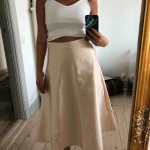  - Sidensjal från HM TREND i puderrosa färg. Aldrig använd. 