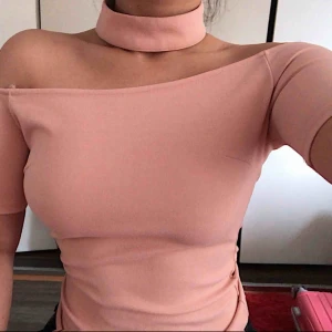  - Jättefin rosa topp i strl S men passar även XS. Den inte riktigt är min stil.😌 