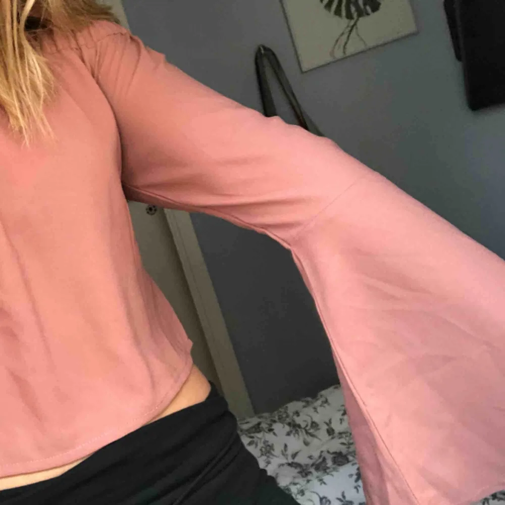 Off shoulder blus från NAKD, oanvänd! Utsvängda armar. Köparen står för frakt!. Blusar.