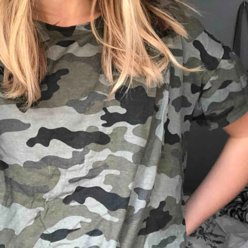 Militärmönstrad t-shirt från Zara i nyskick! Köparen står för frakt!. T-shirts.