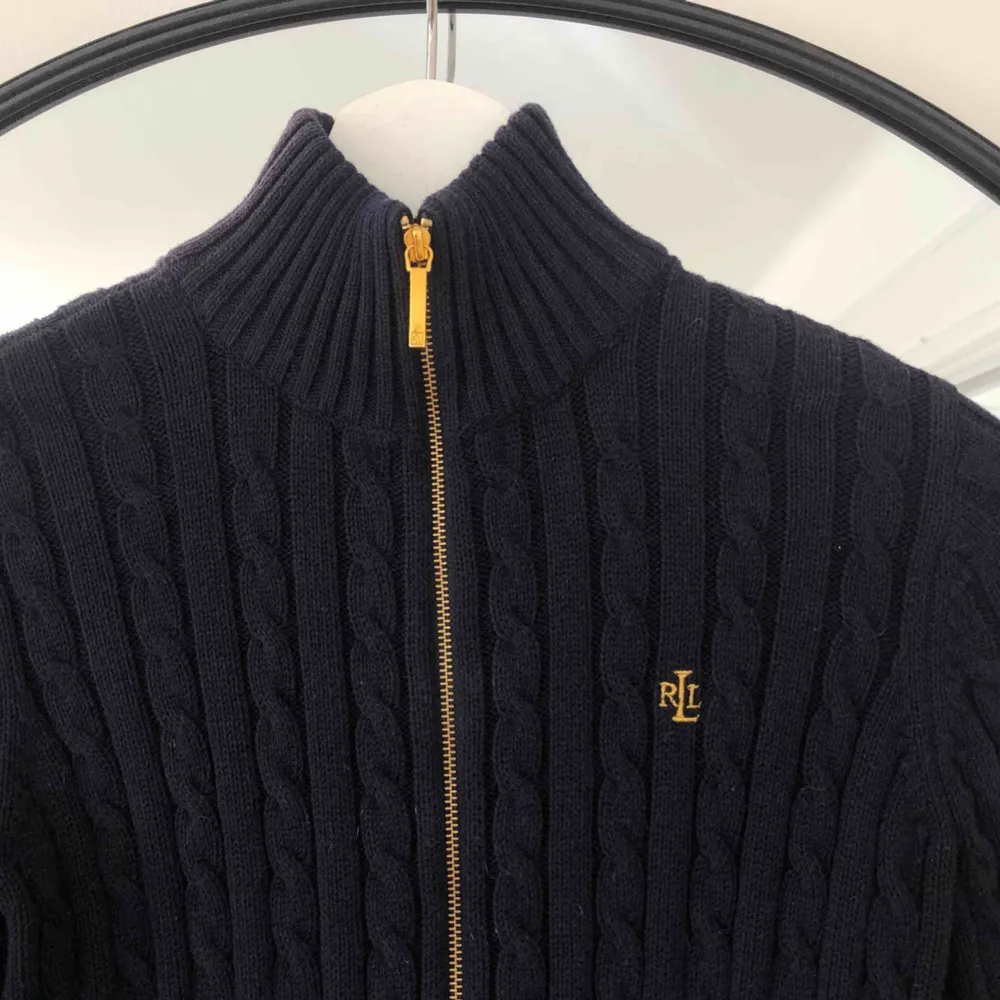 Kabelstickad marinblå Ralph Lauren tröja med gulddragkedja. Mycket bekväm och sparsamt använd. 🌞. Tröjor & Koftor.
