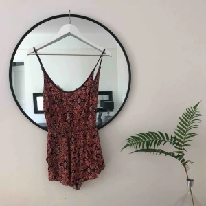  - Vacker byxdress med små blommönster köpt på Urban Outfitters i NYC 🌞❤️ liten slits vid byxan