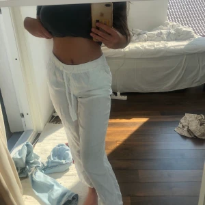 LINNEBYXOR - säljer dessa jätte fina vita linnebyxor från mango, frakten är inräknad i priset💞