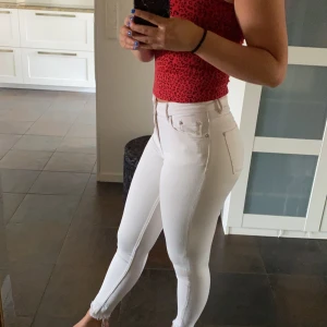 Vita jeans - Vita tights jeans från Zara med rå kant. Mellanhög midja, de går till strax under naveln. Använda ett fåtal gånger. Inget fel på dem, säljer pga att de är lite små. 70kr+frakt