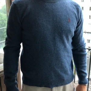 Ralph Lauren - Stickad tröja från Ralph Lauren i storlek M. Marinblå . Nypris 1500. Mitt pris 500:-. I mycket fint skick. Fraktkostnad tillkommer .