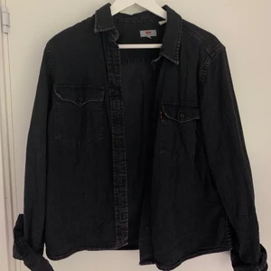Levis skjorta - Superfin grå/urtvättad skjorta från Levis. Storlek M! Säljer pga att den är för stor tyvärr :/ 80kr + frakt 🌱