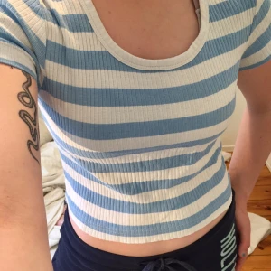 sjukt söt tröja - ehm hur söt? älskar denna sommartröja men har för mke randiga plagg så behöver sälja denna pga används ej. men ett fynd enligt min mening. kontakta vid köp och är okrånglig kan mötas o frakta. hugz