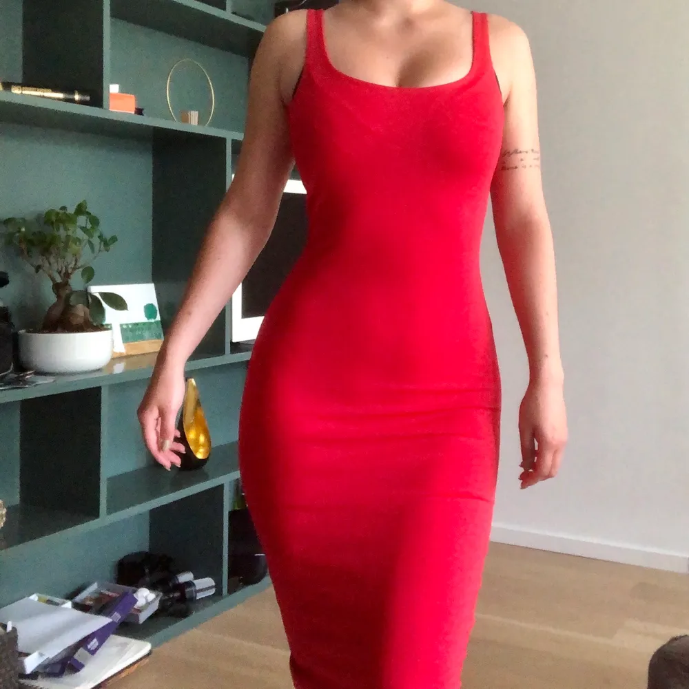 Röd klänning i strl M från Bikbok. Aldrig använd. Frakt tillkommer! . Klänningar.