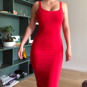 Röd klänning i strl M från Bikbok. Aldrig använd. Frakt tillkommer! 