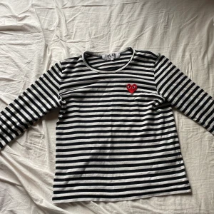 Comme des Garcons play Stripped lonsleev - Mycket bra skick, storlek M men liten i storleken 