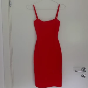 Klänning Nelly - Röd tight klänning med spaghetti band från Nelly. Endast använd en gång, säljes pga fel storlek för mig! Storlek Xs, 170kr + frakt