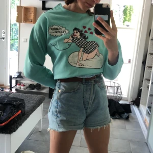 Cool tjocktröja - En turkos tjocktröja som är köpt second hand, står ingen storlek men passar på mig som är 173. Köpare står för frakt💞