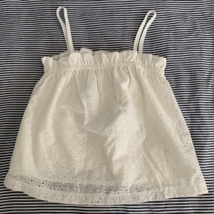 Zara topp - Blus/topp från Zaras barnavdelningen men skulle vilja säga att den sitter som en XS/S! 100 kr och den är din💗💗💗