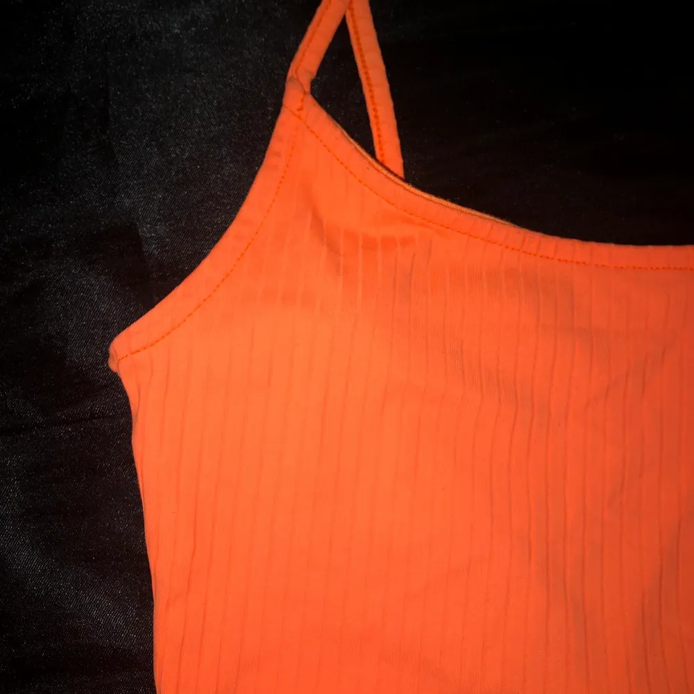 Neon orange body från pull & bear, precis som ny i strl S  Kan mötas upp eller frakta. Köparen står för frakten!. Toppar.