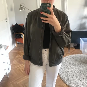 Bomberjacka  -  Bomberjacka i fint skick från Gina Tricot i strl 44. Jag har i vanliga fall strl 38 så blir lite oversize på mig! Säljer för 75 kr + frakt