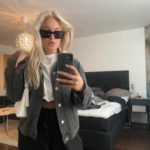 Jeansjacka - Grå jeansjacka från bikbok, knappt använd, nypris:499