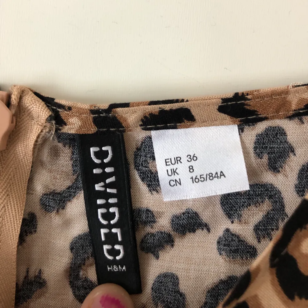 Jättefin klänning från H&M i leopardmönster! Aldrig använd så den är i jättefint skick! Frakt tillkommer på 63kr 💞💞. Klänningar.
