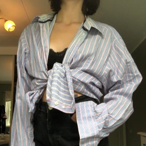 Randig skjorta  - Randig skjorta som är lång, passar perfekt att knyta eller stoppa in den för att få en fin passform💞