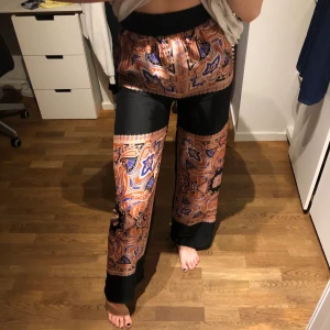 Zara byxor - Sjukt sköna och snygga byxor från Zara, som oanvända! De brukade ha ett snöre i midjan men det gick sönder, sitter dock asbra utan :) 