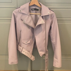 Skinnjacka  - Pastell lila skinnjacka från Zara 