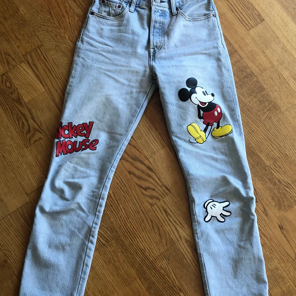 Jeans från Levi’s collaboration med Disney i modellen 501. Limited edition och slutsålda överallt. Väldigt bra skick, använda ett fåtal gånger och inga synliga defekter. Nypris ca 1200kr. Fraktkostnad tillkommer (63kr) . Jeans & Byxor.