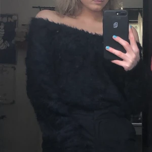 Fluffig svart tröja från BikBok - Fluffig svart tröja från BikBok. Knappt använd, går att dra ner över axlarna eller ha som v-ringad. Köpare står för frakt:) Storlek XS men funkar som både S och M