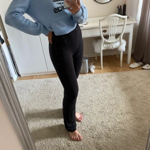 Svarta leggings  - Svarta leggings ett par i storlek S och ett par i XS. Först köpta på lager 157 och i bra bekvämt material. Ifall du behöver ha den skickad betalar du för frakten själv.